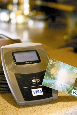 توقعات بالتوسع في استخدام بطاقات الدفع المباشر في الشرق الأوسط بحلول 2015