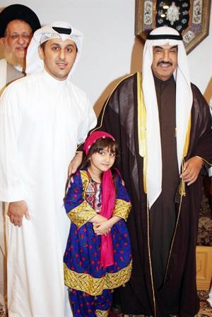 سمو الشيخ ناصر المحمد في صورة تذكارية مع احد رواد ديوان المهري وطفلته
﻿