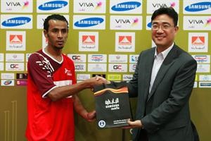 يونغ يقدم جائزة افضل لاعب لرمضان غريب﻿