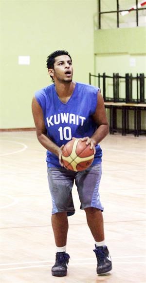اللاعب نايف الصندلي خلال تدريبات ازرق السلة عادل يعقوب