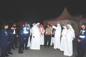 اللواء دمصطفى الزعابي متفقدا مسجد جابر العلي بوجود عناصر امن من الرجال والنساء ويبدو وليد الستلان
