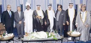 سيف مقدم البوعينين وسليمان المرجان يتوسطان حضور حفل الوداع
