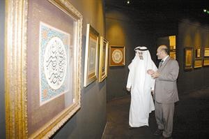 محمد المرزوق يقوم بجولة داخل المعرض