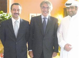 مدير عام المنتجع حسان بايرلي مع موسيمو موراتي وخالد الروضان
﻿