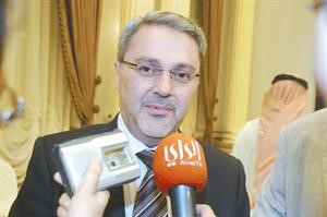 السفير العراقي متحدثا للصحافيين
