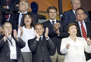 الرئيس الفرنسي نيكولا ساركوزي يصفق للاعبي فرنسا في مباراة بيلاروسيا اب