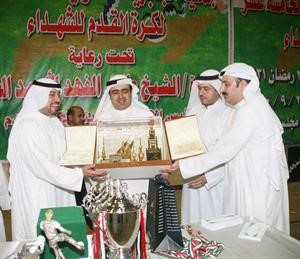 اعضاء جمعية الجابرية يقدمون درعا الى الشيخ طلال الفهد
﻿