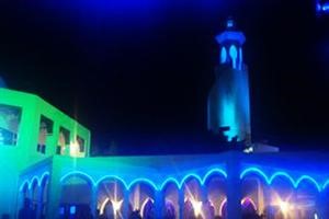 صورة للملهى ليلا وتبدو المئذنة والاعمدة الشبيهة باعمدة المساجد﻿