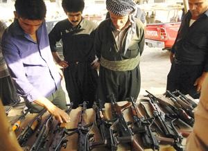 تجار اسلحة وزبائن في السوق السوداء في اربيل 	رويترز
﻿