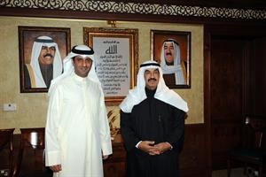 سمو رئيس الوزراء الشيخ ناصر المحمد مع الاعلامي عبدالحكيم السبتي
