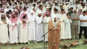 دعبدالهادي كناكري يؤم المصلين﻿