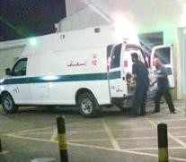 رجال الاسعاف لحظة وصولهم الى المستشفى بجثة ضحية الحريق﻿
