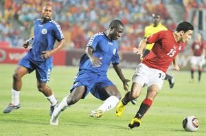 محمد ناجي جدو يهرب من لاعب سيراليوني