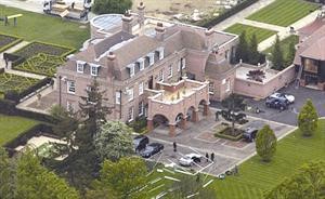 صورة جوية لـ قصر بيكينهام الذي يملكه النجمان ديفيد وفيكتوريا بيكام ويقدر سعره بـ 27 مليون دولار﻿