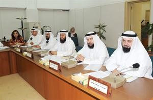 دوليد الطبطبائي ودجمعان الحربش ومحمد هايف ودضيف الله ابورمية وعدنان المطوع ود رولا دشتي خلال اجتماع لجنة الظواهر السلبية