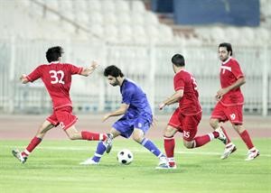 لاعب الشباب مسعود فريدون محاصرا بين ثلاثة لاعبين من الصليبخات عادل يعقوب 