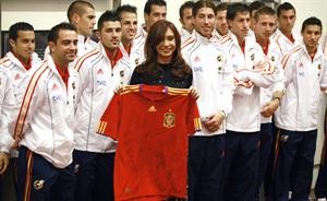 رئيسة الارجنتين كريستينا كيرشنر تتسلم فانيلة اسبانيا بحضور اللاعبين	اپ﻿