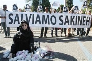 تظاهرة لنشطاء حقوق انسان احتجاجا على الحكم باعدام الايرانية رجما وتبدو دمية محاطة بالحجارة﻿