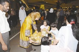 جانب من توزيع القرقيعان على الاطفال﻿