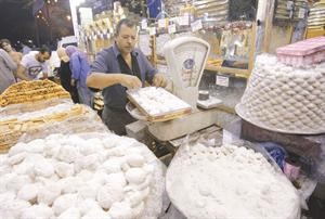 العائلات تحرص على كعك العيد سواء بشرائه او صناعته في المنزل