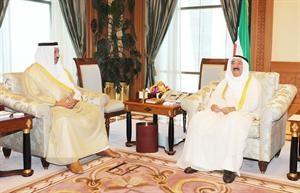 صاحب السمو الامير الشيخ صباح الاحمد مستقبلا الشيخ جابر المبارك
