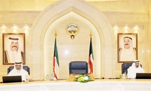 رئيس الوزراء بالانابة الشيخ جابر المبارك مترئسا اجتماع مجلس الوزراء ويبدو الشيخ دمحمد الصباح
