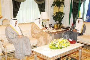 سمو ولي العهد الشيخ نواف الاحمد مستقبلا الشيخ دمحمد الصباح والشيخ احمد الفهد
