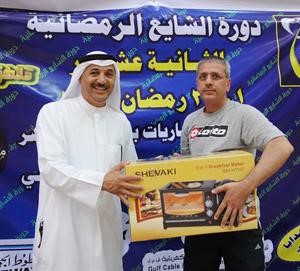 المقرر المالي طارق الشايع يهدي الجوائز الى احد الجماهير﻿