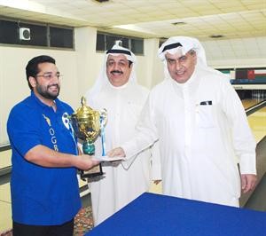 احمد سلطان يتسلم كاس البطولة من مالغانم﻿