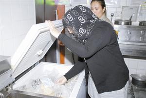 التفتيش داخل الثلاجة
