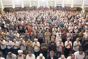جموع غفيرة تؤدي صلاة عيد الفطر في مسجد الحسنين في الضاحية الجنوبية 	محمود الطويل