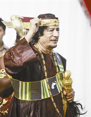 الرئيس الليبي معمر القذافي خلال حضوره مؤتمر ملتقى ملوك وسلاطين وامراء افريقيا في طرابلس امس