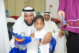 جمال الدوسري مع احد ابناء دار الطفولة
﻿