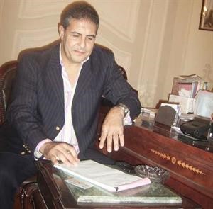 طاهر ابوزيد اثناء توقيعه على استمارة الانضمام لحزب الوفد ﻿