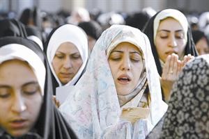 ايرانية تدعو خلال صلاة العيد في مشهد	 اپ﻿