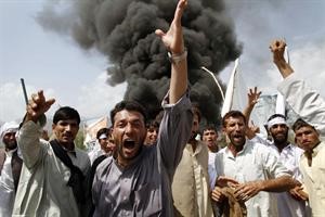 افغان يحرقون الاطارات في جلال اباد احتجاجا على دعوة القس الاميركي لحرق القران رويترز
