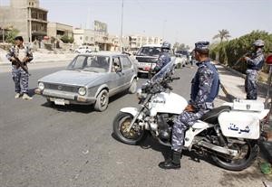 شرطة عراقية في نقطة تفتيش خلال يوم امني في بغداد	اپ ﻿