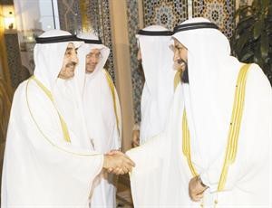 الرئيس جاسم الخرافي مصافحا احد الحضور