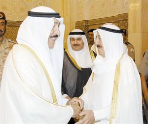 صاحب السمو الامير الشيخ صباح الاحمد مصافحا الشيخ جابر العبدالله ويبدو الشيخ خالد العبدالله
