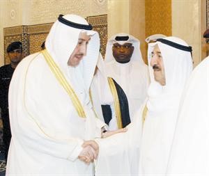 صاحب السمو الامير مصافحا الشيخ فيصل الحمود