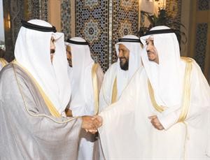 سمو ولي العهد الشيخ نواف الاحمد مصافحا قيادات الاوقاف