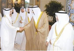 الأمير أدى صلاة العيد في المسجد الكبير وتبادل التهاني مع عدد من الزعماء العرب