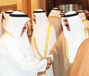 الشيخ مشعل الاحمد مصافحا احمد الهارون