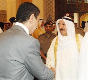 صاحب السمو الامير الشيخ صباح الاحمد مصافحا السفير المصري طاهر فرحات
