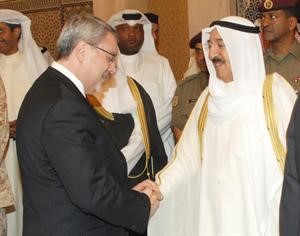صاحب السمو الامير مصافحا السفير العراقي محمد حسين بحر العلوم