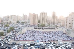 جموع المصلين يؤدون صلاة العيد في احدى الساحات التي حددتها وزارة الاوقاف	فريال حماد