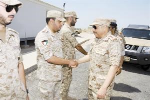 ومصافحا كبار ضباط الدفاع الجوي﻿