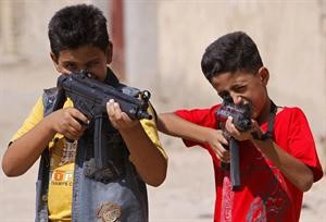 طفلان عراقيان يلهوان بالالعاب خلال الاحتفال بعيد الفطر	اب﻿