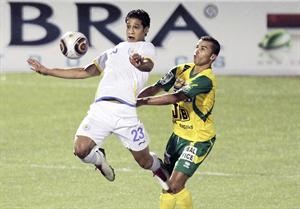 لاعب الاسماعيلي احمد غريب يسيطر على الكرة بمحاصرة لاعب الشبيبة نسيم اوصالح رويترز