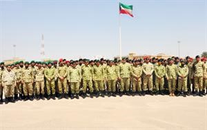العميد مشعل راشد متوسطا عددا من قادة وضباط الحرس العاملين في الحراسات الخارجية
